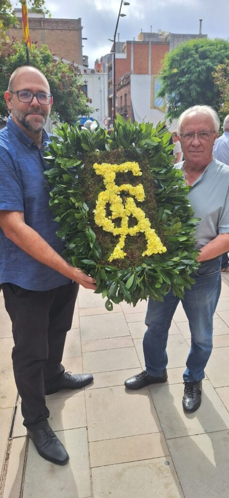 Ahir, durant la Diada, el Foment Cultural i Artístic de Molins de Rei va realitzar una significativa ofrena al monument de Rafel Casanovas. Aquest acte, ple d'emoció i simbolisme, va ser un homenatge als valors i la història catalans. Membres de la comunitat es van reunir per retre aquest tribut, reafirmant les arrels culturals i el compromís amb el futur.