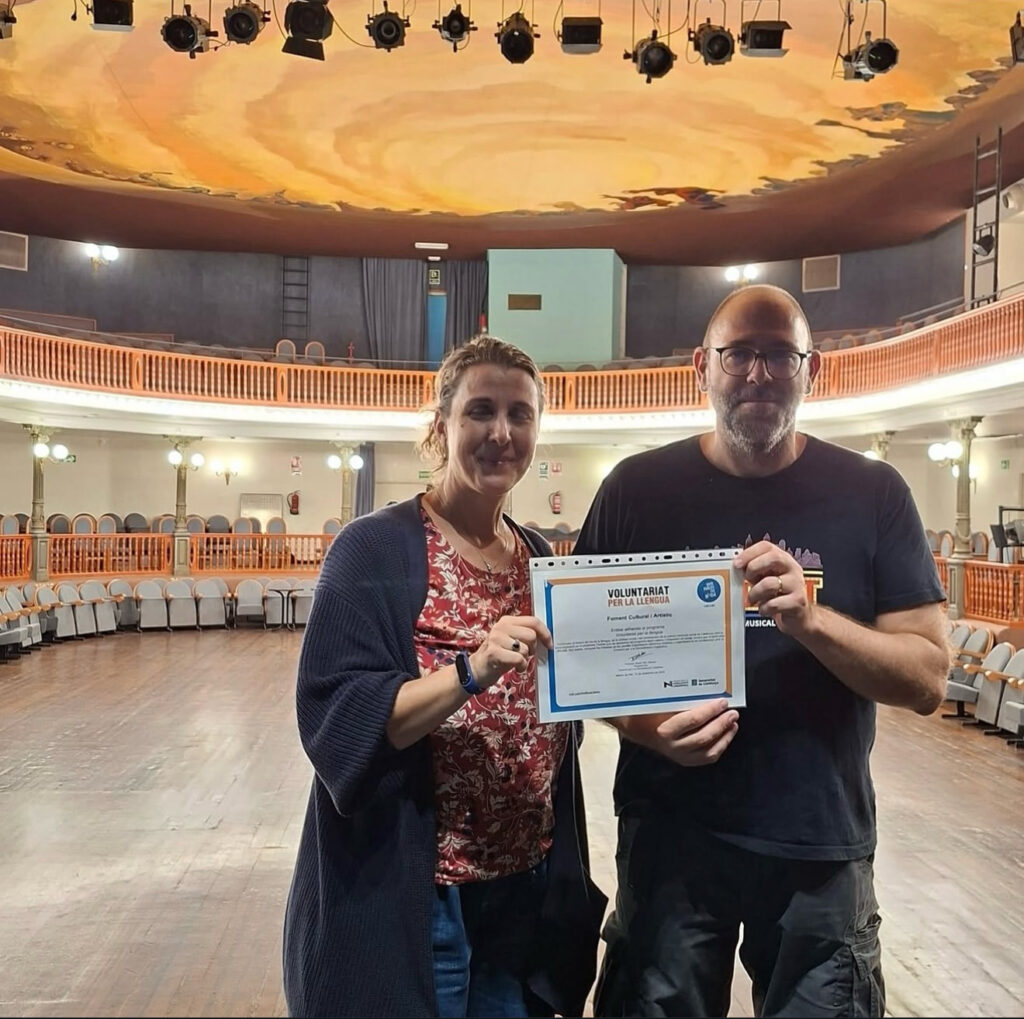 En el Foment Cultural i Artístic de Molins de Rei hemos dado un paso que nos hace especial ilusión: ya formamos parte del programa d’entitats col·laboradores del Voluntariat per la llengua. No es solo una adhesión formal; es una declaración de intenciones sobre cómo entendemos la cultura, el teatro y la vida en comunidad.