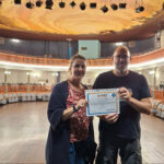 En el Foment Cultural i Artístic de Molins de Rei hemos dado un paso que nos hace especial ilusión: ya formamos parte del programa d’entitats col·laboradores del Voluntariat per la llengua. No es solo una adhesión formal; es una declaración de intenciones sobre cómo entendemos la cultura, el teatro y la vida en comunidad.